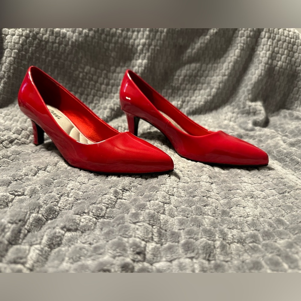 EXCELLENT CONDITION!! Easy Street RED patent leather pump